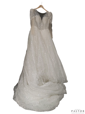 une robe de mariée suspendue à un cintre sur fond blanc