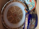 plusieurs assiettes et bols rangés ensemble dans une boîte