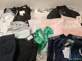 beaucoup de vêtements posés sur un lit