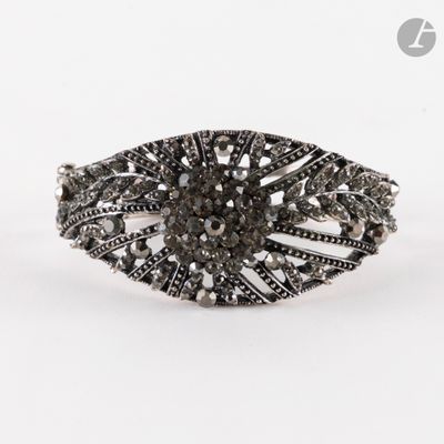 un gros plan sur une bague sertie d'un diamant noir et blanc