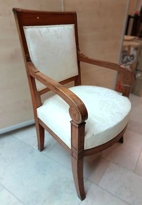 Fauteuil à dossier droit en bois naturel verni.
