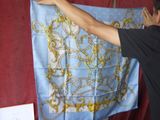 un homme qui tient une écharpe bleue et dorée