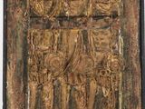 une image représentant une plaque en bois sur laquelle figure un groupe de personnes