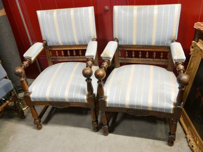 deux chaises avec un revêtement rayé, revêtement rayé, revêtement rayé, revêtement rayé, revêtement rayé, revêtement rayé, revêtement rayé, revêtement rayé