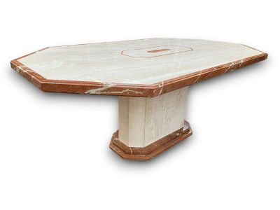 Une table en marbre bicolore de forme octogonale. Quelques é…