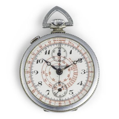 gros plan d'une montre de poche sur fond blanc