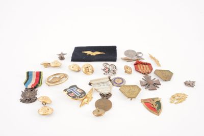 de nombreux types de badges et de pin's sur un fond blanc