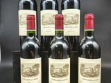 six bouteilles de vin rouge sont alignées
