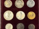 six pièces différentes dans un étui en velours posé sur un fond rouge