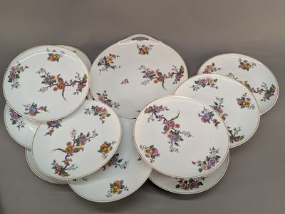six assiettes ornées de motifs floraux sont empilées les unes sur les autres