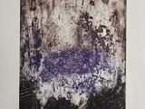 une image représentant un tableau noir et violet accroché à un mur blanc