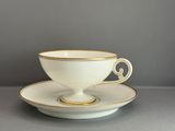 gros plan d'une tasse et d'une soucoupe sur une table