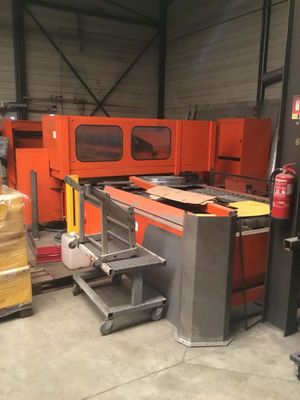 une grande machine qui se trouve dans un entrepôt