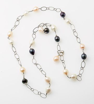 Sautoir en métal et perles d'eau douces baroques blanches, r…