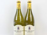 deux bouteilles de vin blanc posées l'une à côté de l'autre sur une surface blanche