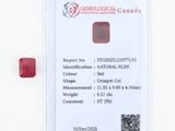 Le diamant rouge est présenté sur une carte sur laquelle figure une étiquette de prix.
