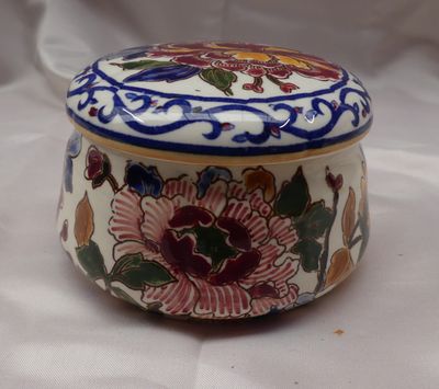 une boîte blanche et bleue ornée d'un motif floral