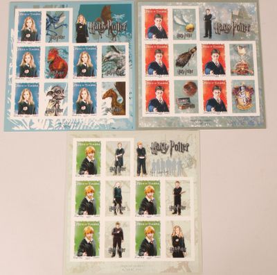 Deux timbres Harry Potter sont exposés sur une table