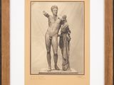 une vieille photo représentant un homme tenant une statue dans un cadre en bois