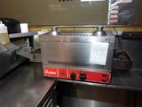 une image d'une cuisine commerciale avec beaucoup d'espace de travail
