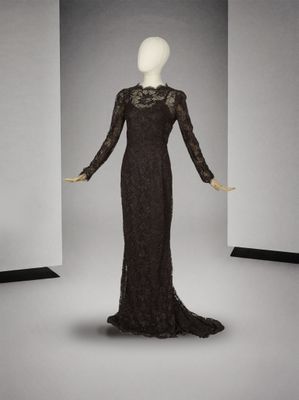 une photo d'un mannequin vêtu d'une robe en dentelle noire