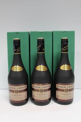 trois bouteilles de vin posées sur une table, à côté d'une boîte verte