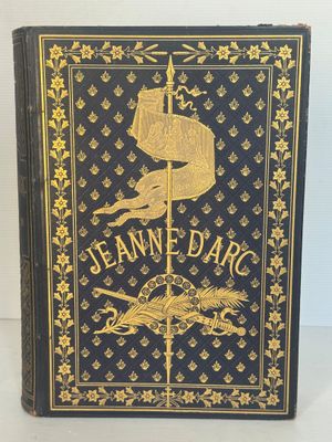 un livre noir et doré sur lequel figure l'image d'un oiseau