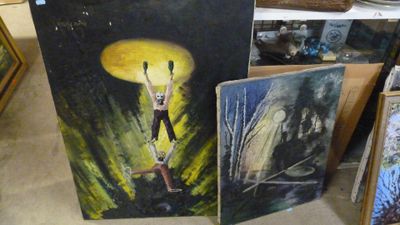 tableau représentant un homme tenant un couteau dans une pièce remplie d'autres tableaux