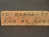 an old wooden sign with the words pemoguet comme de cle written on it