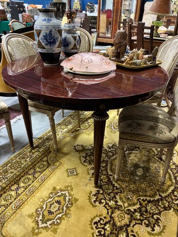 Table ronde de style Louis XVI et deux rallonges. H 74 D 115 cm