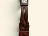 une horloge de parquet accrochée au mur de la pièce