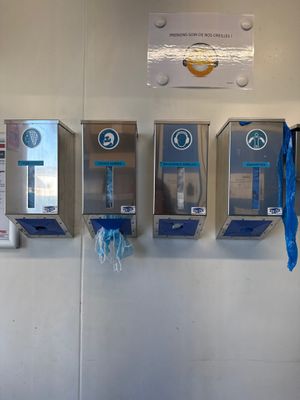 une rangée de trois cabines téléphoniques fixées au mur