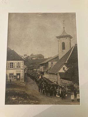 une photo en noir et blanc montrant une foule de personnes marchant dans une rue