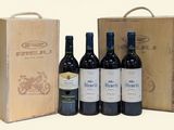 trois bouteilles de vin rouge dans un coffret en bois avec un étui en bois