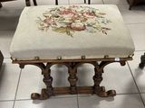 un petit tabouret orné d'un motif floral