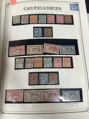 un livre ouvert sur lequel sont collés plusieurs timbres