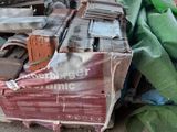 un tas de bric-à-brac par terre, près d'une clôture