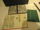 beaucoup de timbres posés sur une table, à côté d'un livre