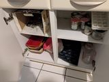 une petite cuisine équipée d'un évier et d'un plan de travail
