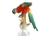 une figurine représentant un perroquet perché sur une branche