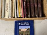 une boîte de livres posée sur une table à côté d'un livre