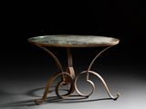 une petite table avec un plateau en verre et des pieds en métal