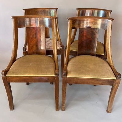 paire de chaises Art déco en noyer avec assises rembourrées de cuir