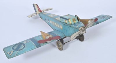 un avion jouet posé sur une surface blanche