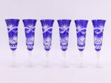 quatre verres à vin bleus et blancs posés les uns à côté des autres