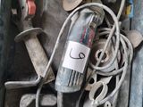 une boîte remplie d'outils posés sur le sol
