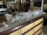 de nombreux verres vides sur le comptoir d'un bar