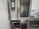 un four professionnel installé dans une cuisine