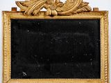un cadre ancien doré, avec un fond noir et un décor à la feuille d'or