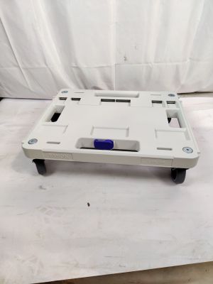 un plateau blanc sur lequel se trouve un bouton bleu